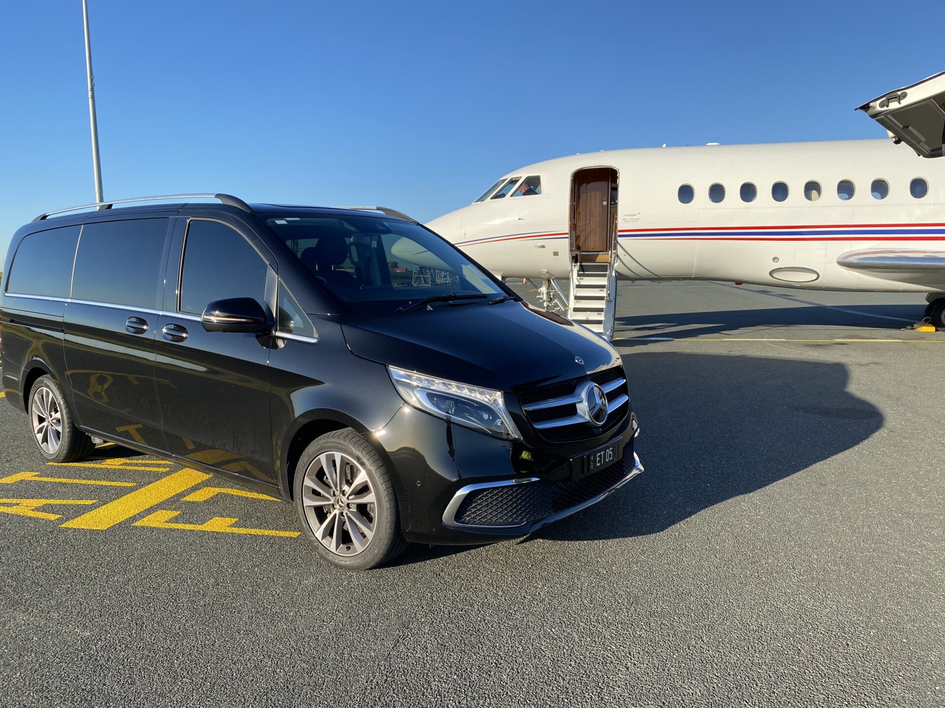 mercedes-v-class-by-private-jet-at-brisbane-airport-after-transfer