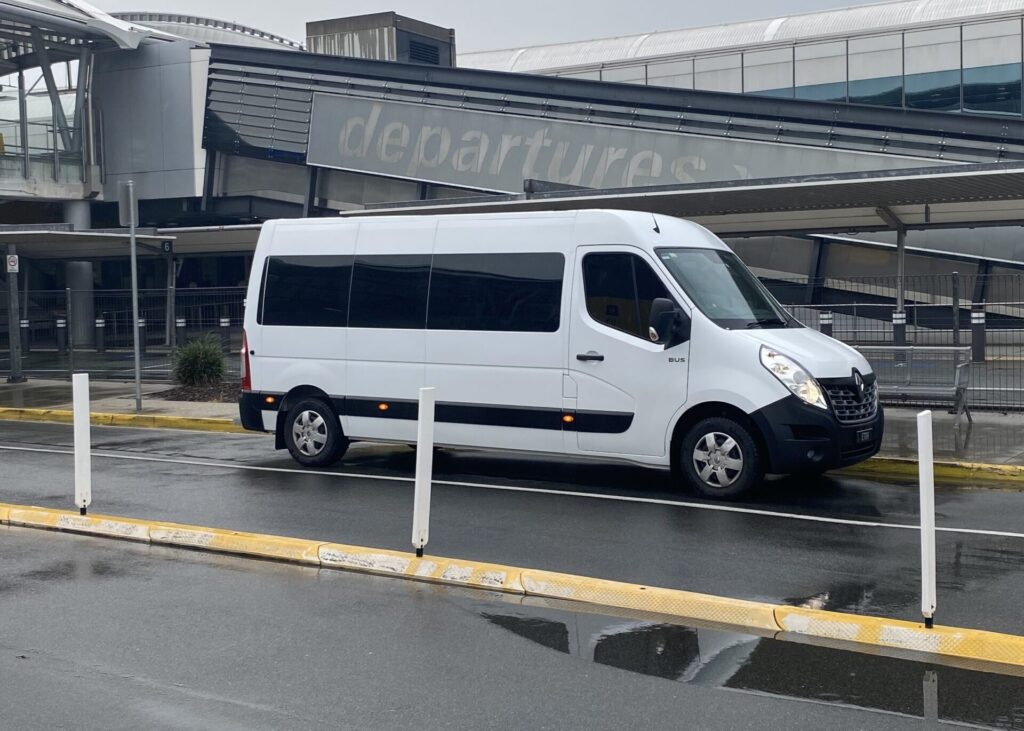 renault-master-12-seater-minibus-parked-at-brisbane-airport-ready-for-an-airport-transfer